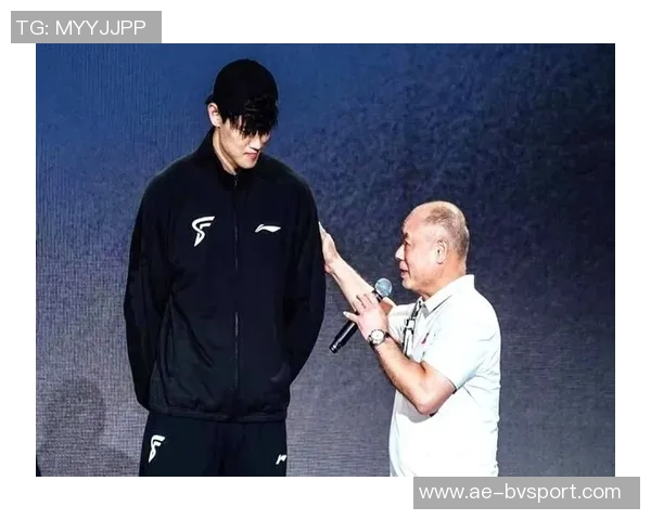 蔡老板昨晚与曾凡博击掌鼓励并嘱咐教练多给予他上场机会